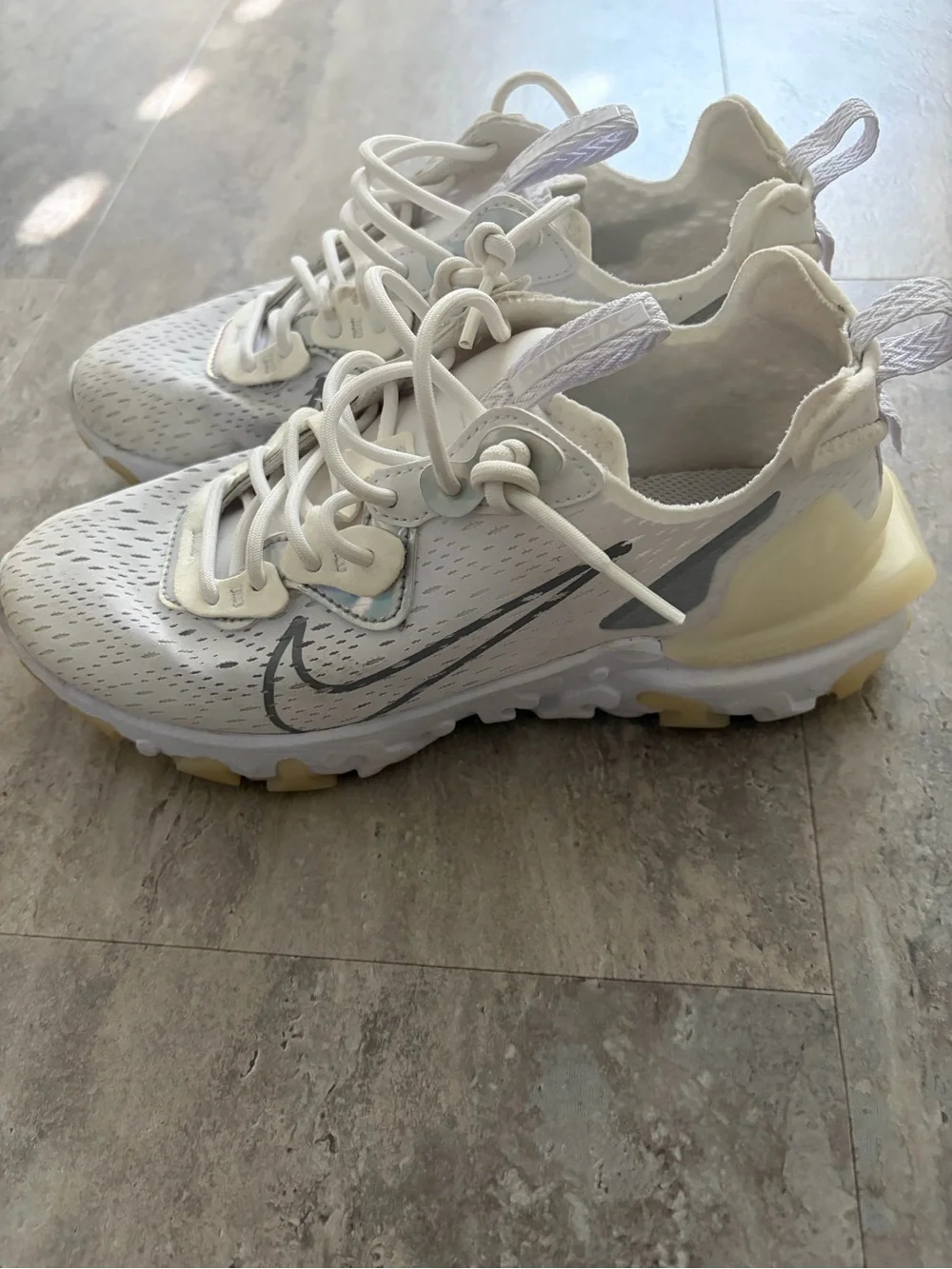 Women’s Nike tennis shoes